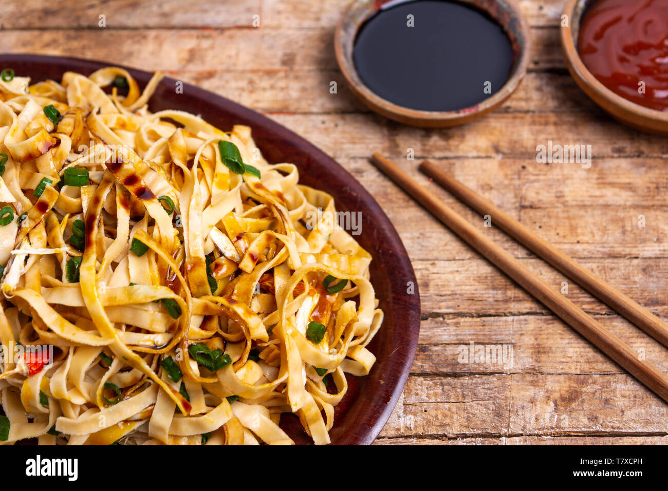 Fideos de verduras con salsa de soja y ketchup tablero ver Foto de stock