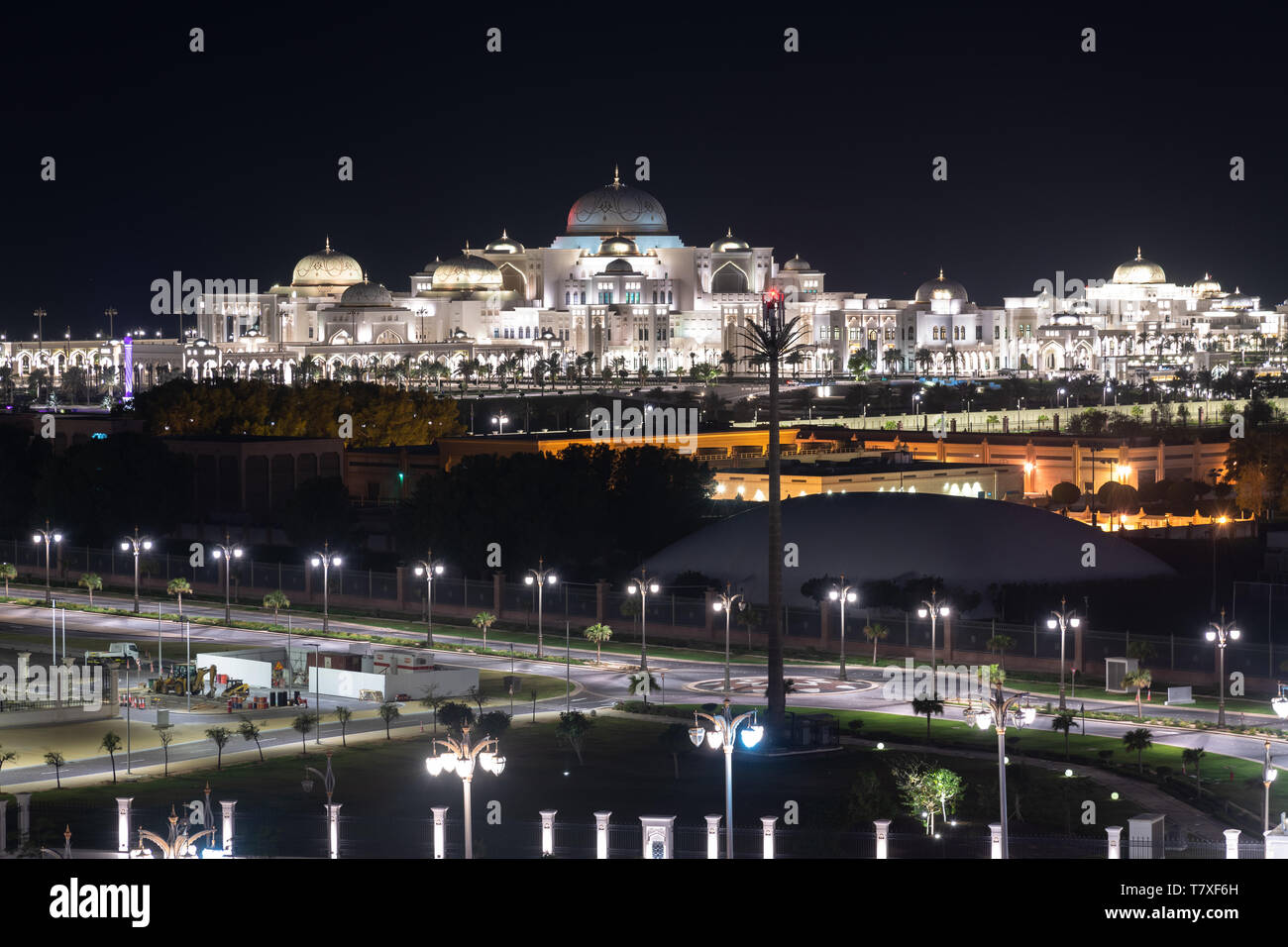 Abu Dhabi, Emiratos Árabes Unidos - El 30 de marzo. 2019. Palacio Presidencial en el emirato de Abu Dhabi en la noche Foto de stock