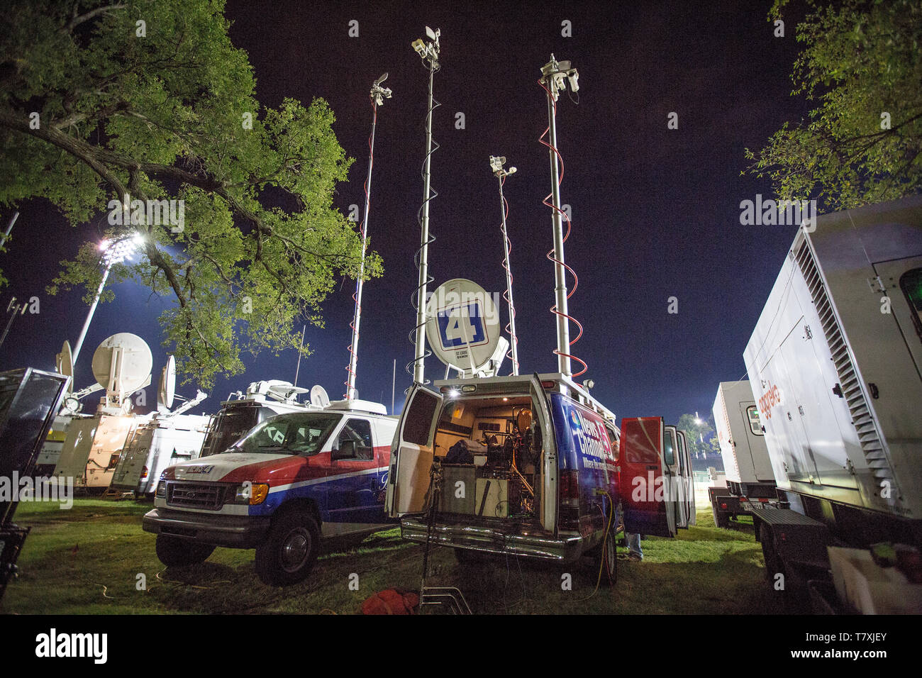 Camiones de satélite fuera del Debate Presidencial en San Luis entre Donald J. Trump y Hillary Clinton. Foto de stock