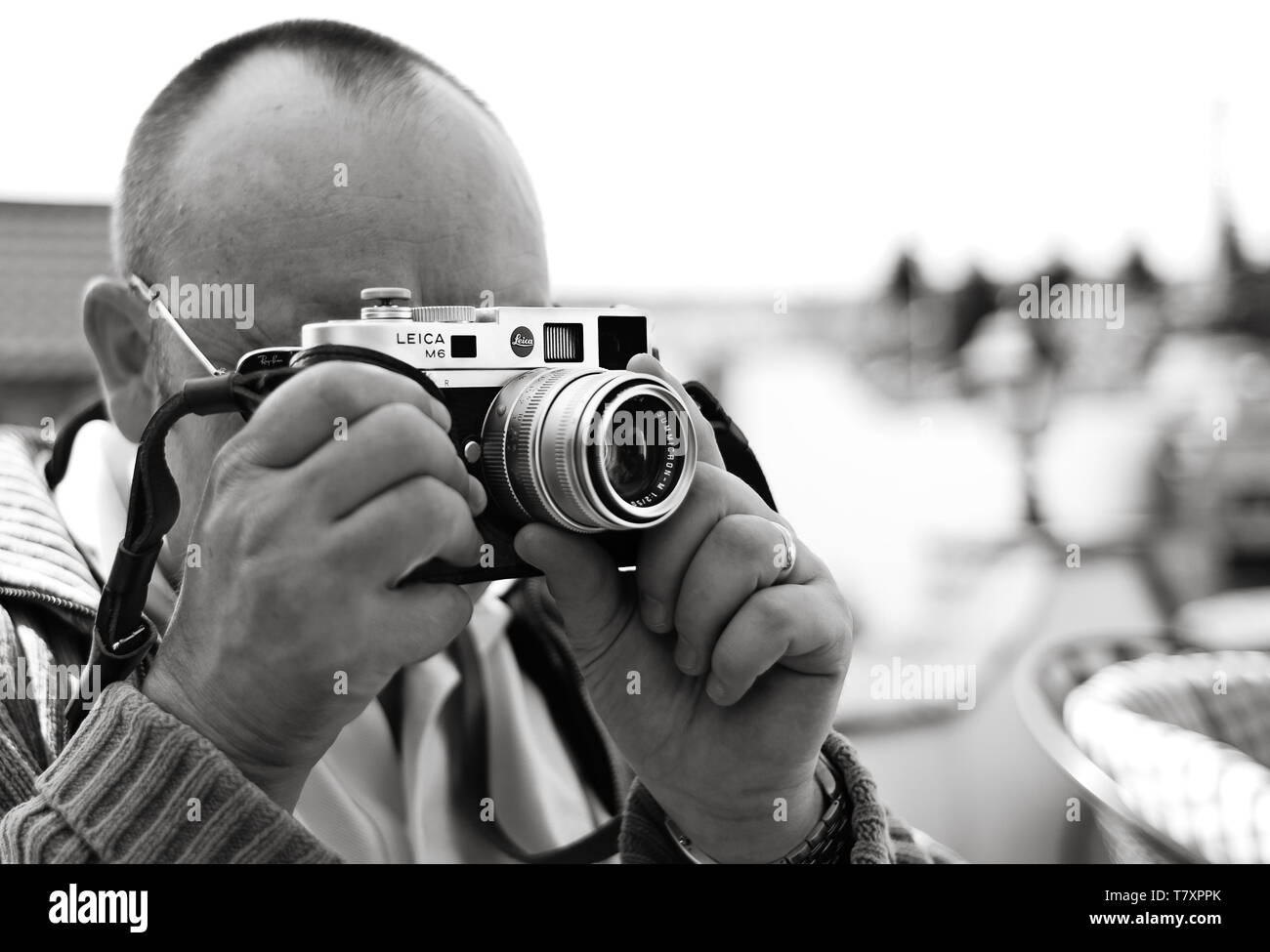 Hombre utilizando vintage Leica M6 equipado con una cámara de película de 50mm Zeiss sonnar® Foto de stock