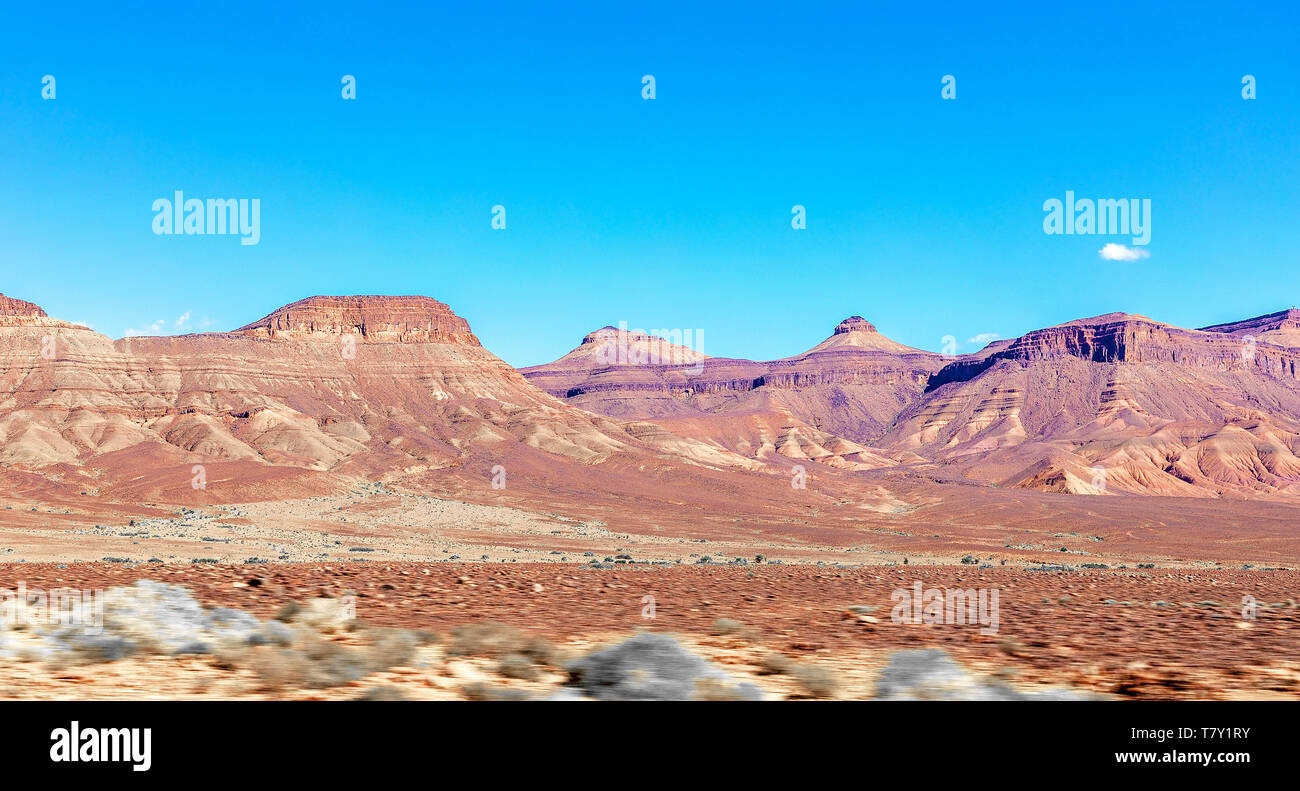 Un hermoso paisaje de montaña, una maravilla geológica en la carretera de Ouarzazate a Merzouga. Las montañas del Atlas, Marruecos. Bald Mountain acantilados y cañón Foto de stock