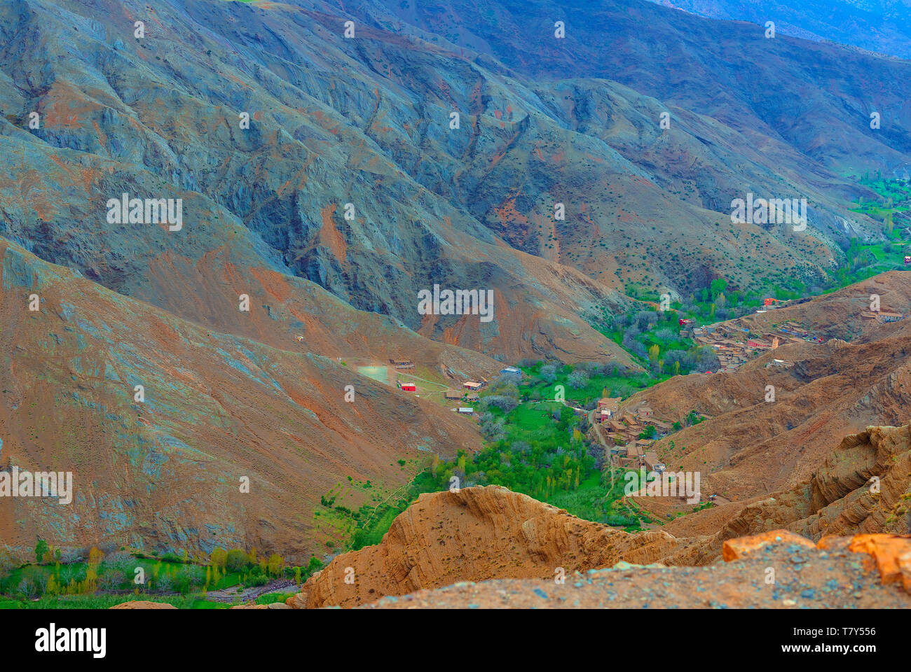 Un hermoso paisaje de montaña, una maravilla geológica en la carretera de Ouarzazate a Merzouga. Las montañas del Atlas, Marruecos. Bald Mountain acantilados y cañón Foto de stock