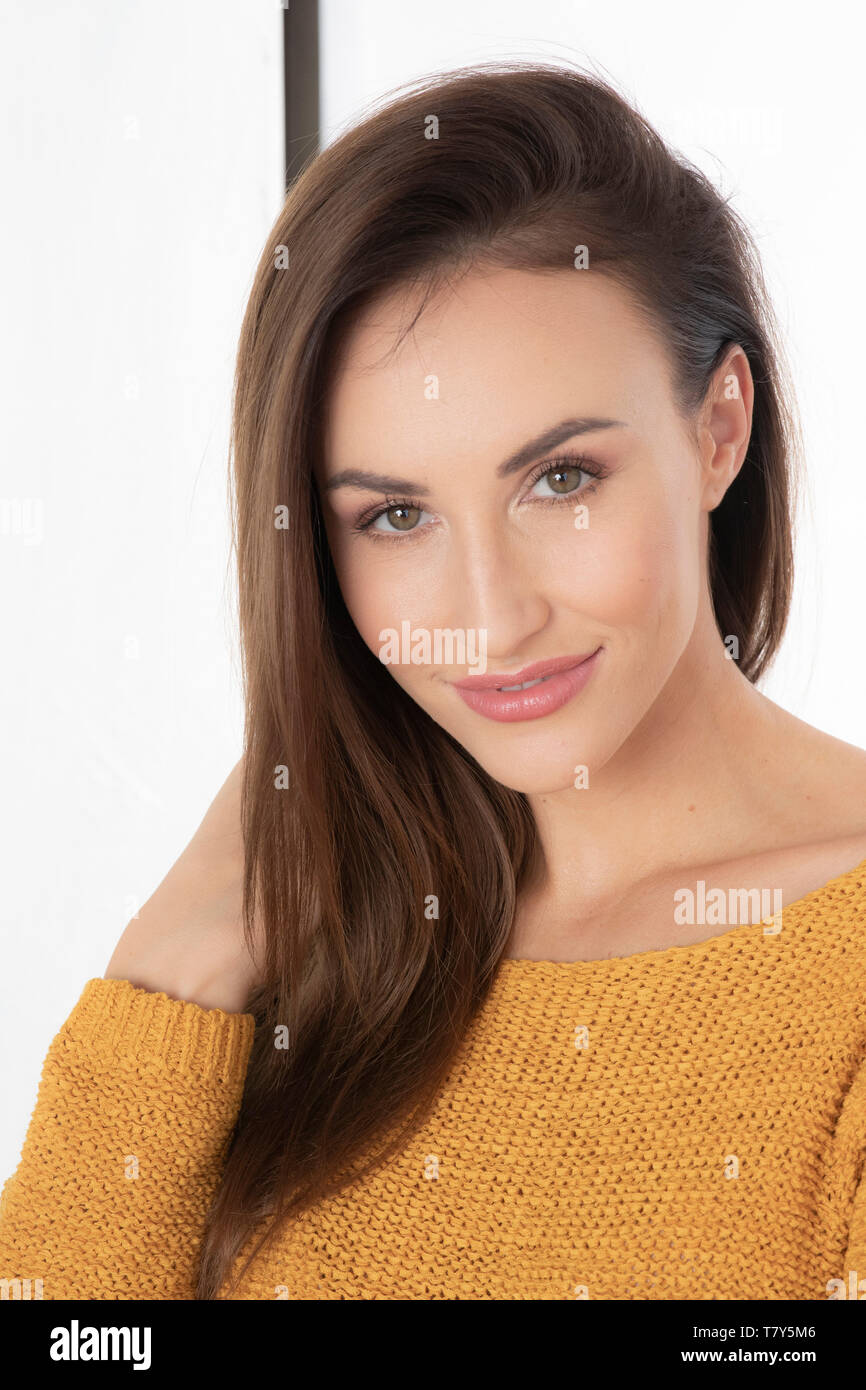 Retrato de joven mujer vistiendo jersey Foto de stock