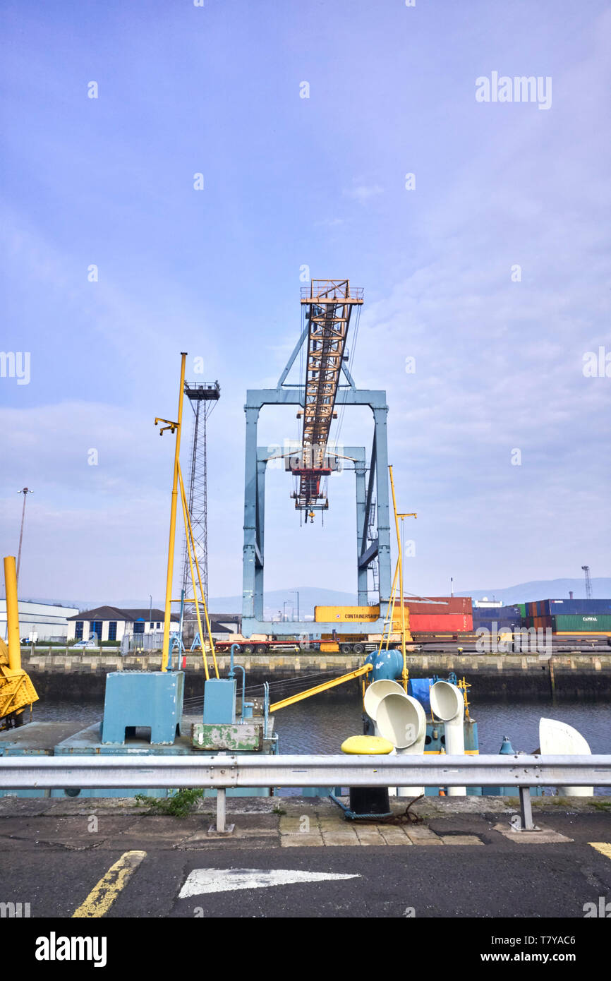 Grúa de descarga de contenedores en el puerto de Belfast, Irlanda del Norte Foto de stock