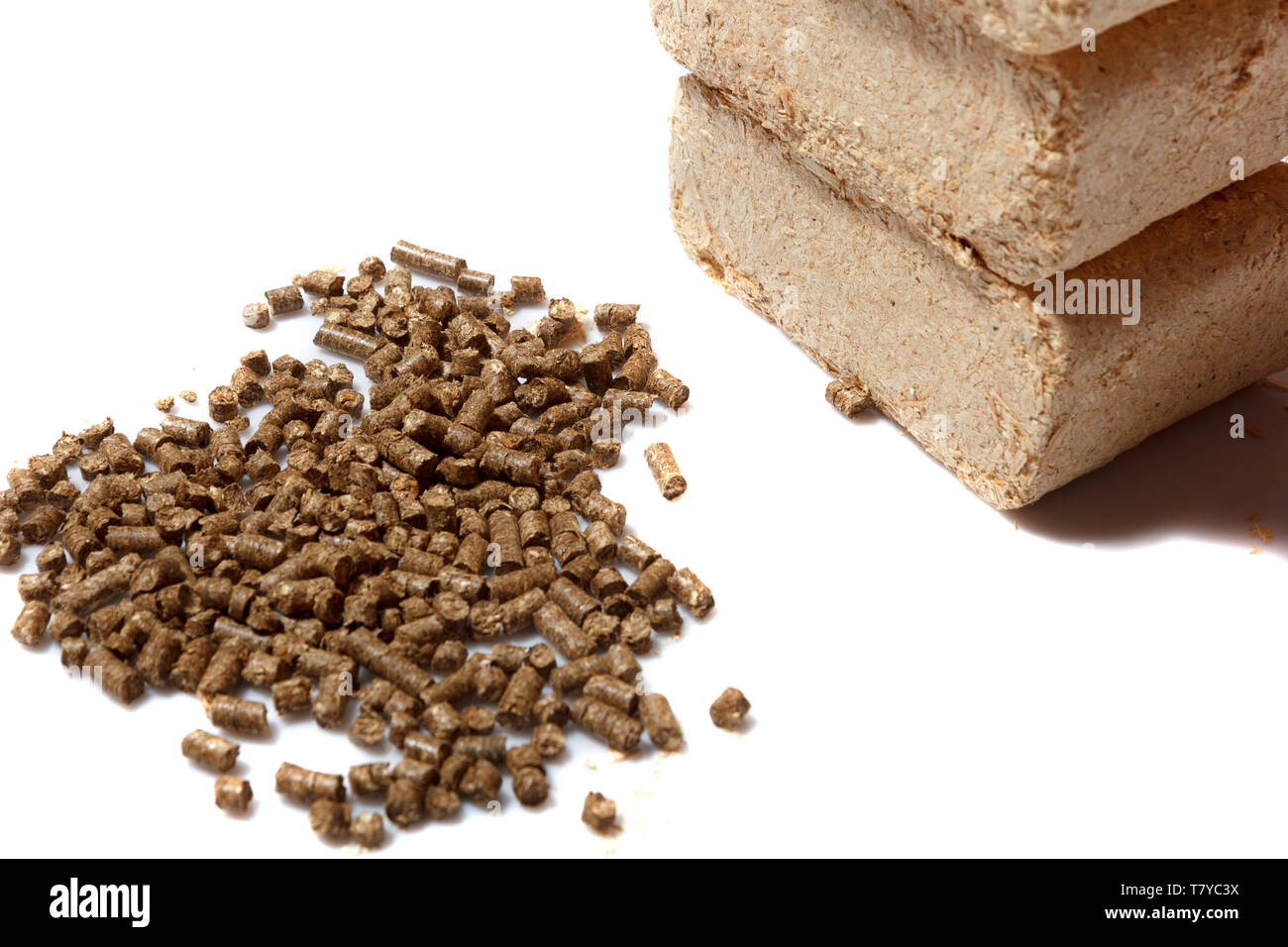 Briquetas de aserrín y pellets sobre fondo blanco Fotografía de stock -  Alamy