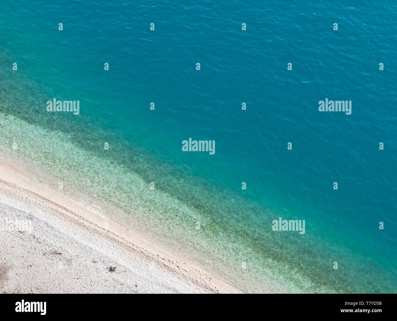 Calma el azul del mar y playa Nugal en Croacia vista aérea Foto de stock