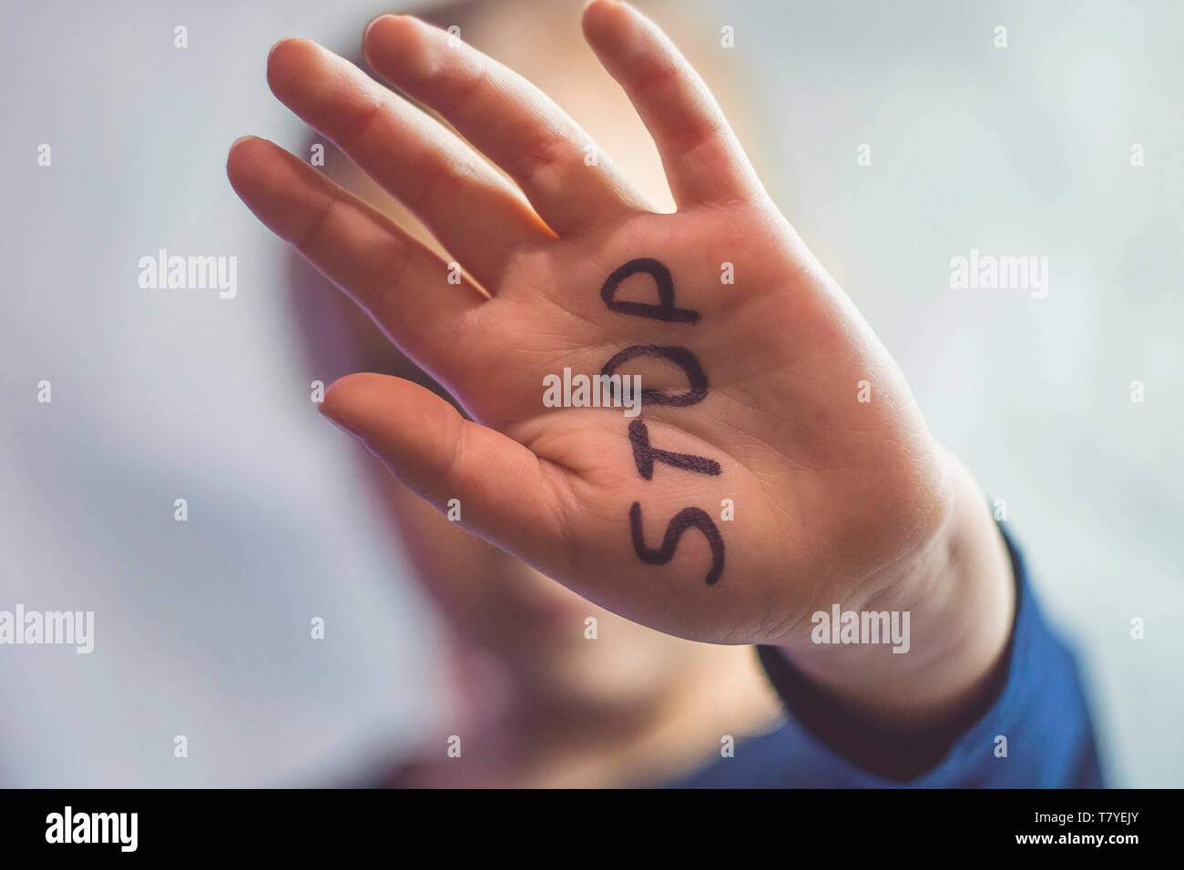 Concepto de violencia doméstica y niños abusement. Una niña muestra su mano con la palabra STOP escrito en ella. Los niños de la violencia. Foto de stock