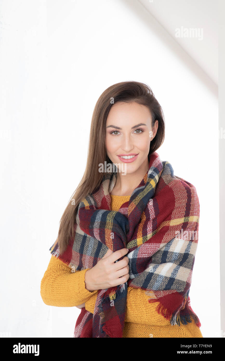Retrato de mujer cubierta con bufanda Foto de stock