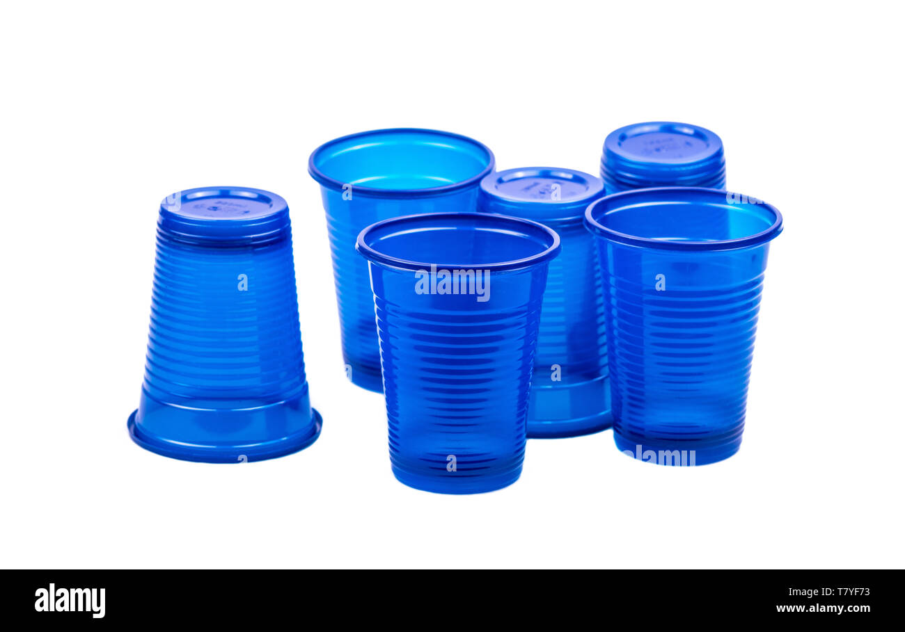 Azul, vasos de plástico aislado sobre fondo blanco Fotografía de stock -  Alamy