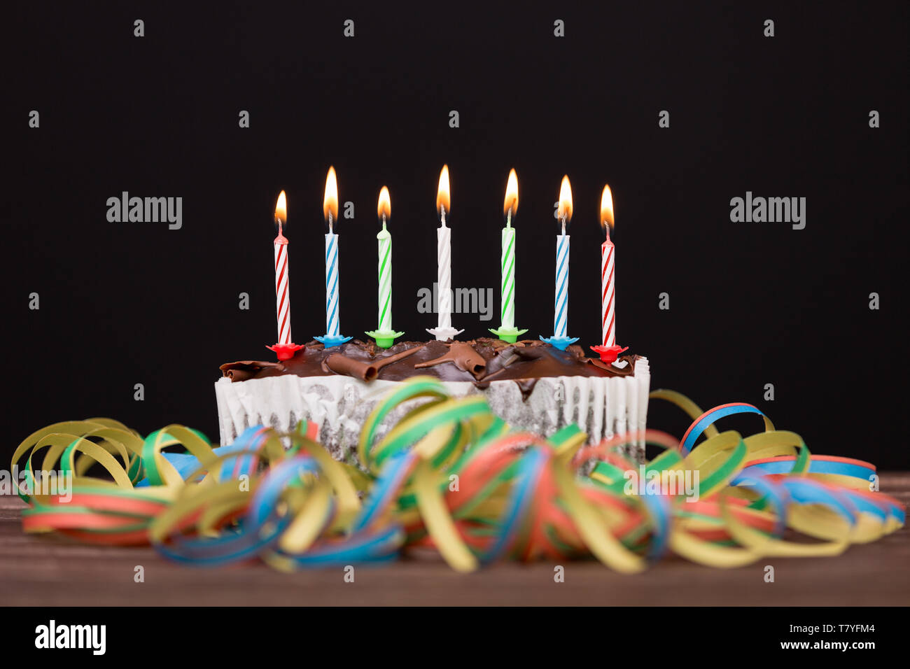 Colorida fiesta de cumpleaños tarta con velas. Cumpleaños, el partido y el  concepto de familia Fotografía de stock - Alamy