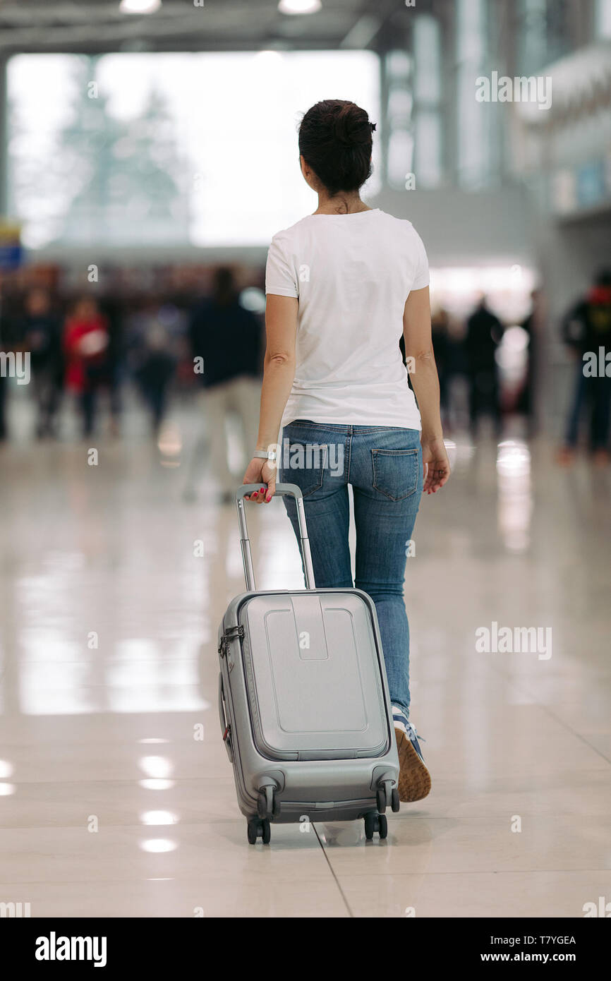 compromiso Intentar Practicar senderismo Mujer caminando con maleta fotografías e imágenes de alta resolución - Alamy