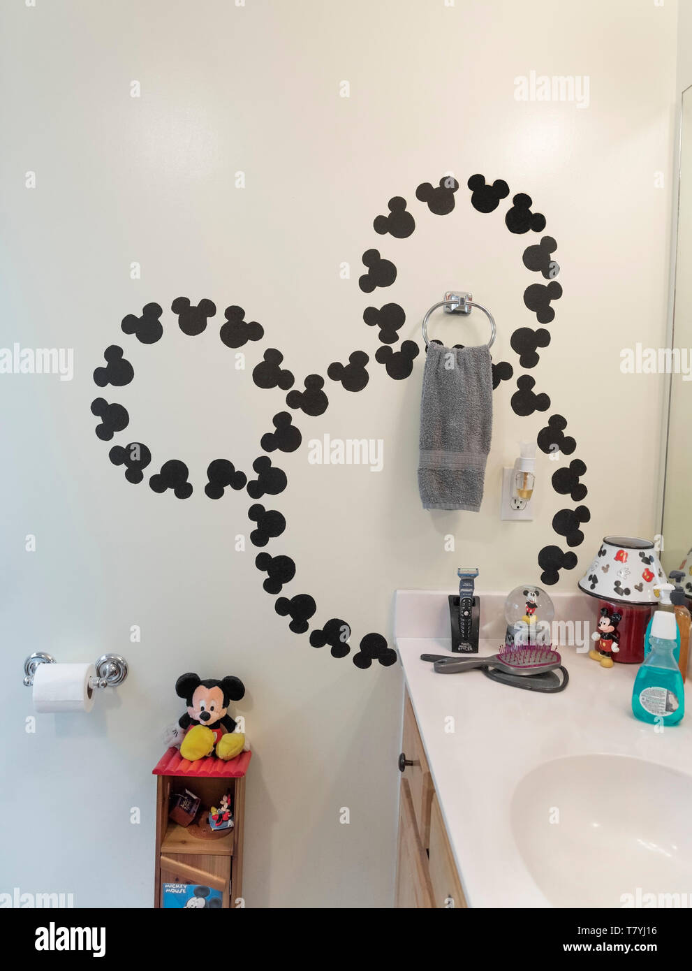 Mickey Mouse y otros personajes de Disney decorar un cuarto de baño  Fotografía de stock - Alamy