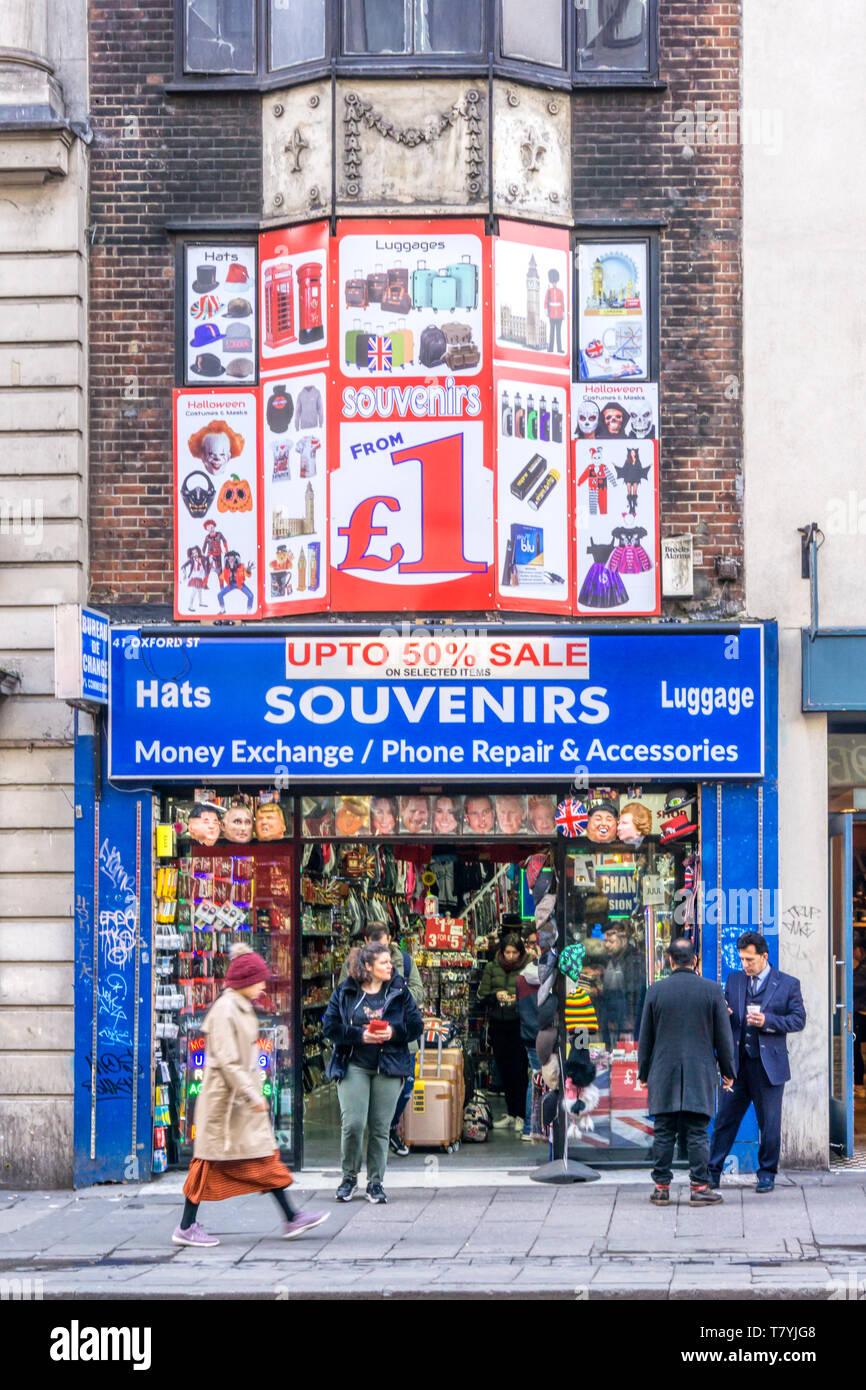 Una tienda de souvenirs en Oxford Street, que también ofrece cambio de moneda teléfono y reparaciones. Foto de stock