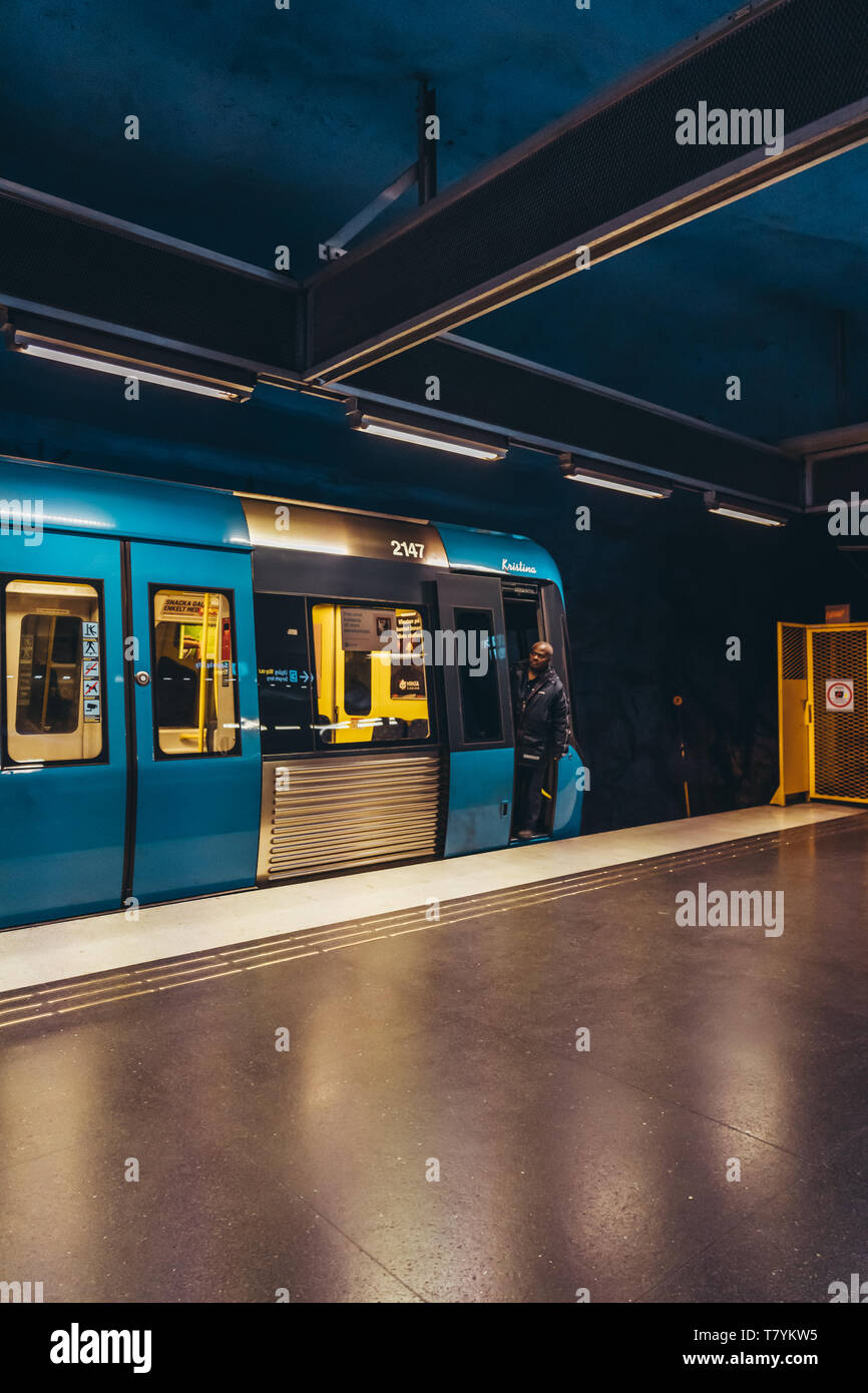 03.27.2019 Editorial Stockholm, Suecia. Conductor comprobar que todos los pasajeros están dentro antes de cerrar las puertas del tren Foto de stock