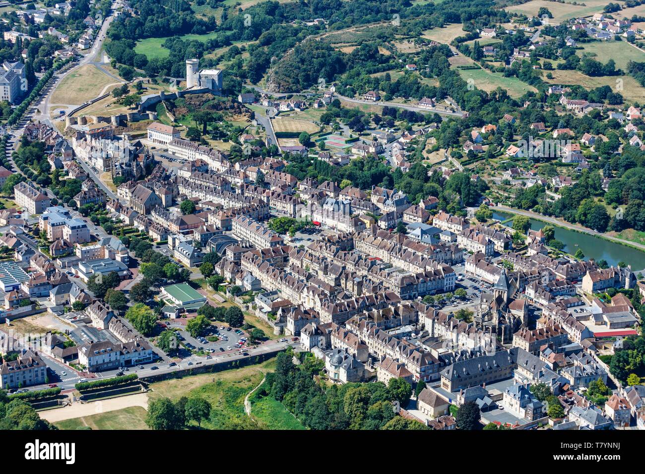 Francia, Calvados, Falaise, la ciudad y el castillo fortificado (vista aérea) Foto de stock