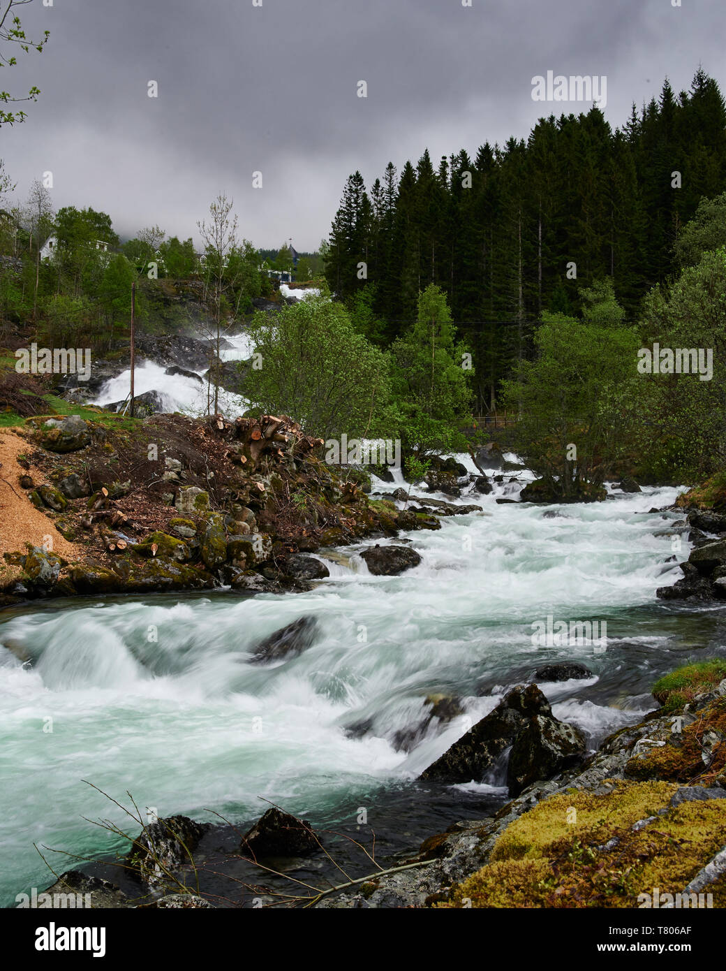 Geirangerfjord posee un impresionante paisaje verde esmeralda e imponentes cascadas. 327 pasos ejecutados junto con las oscilaciones Storfossen Foto de stock