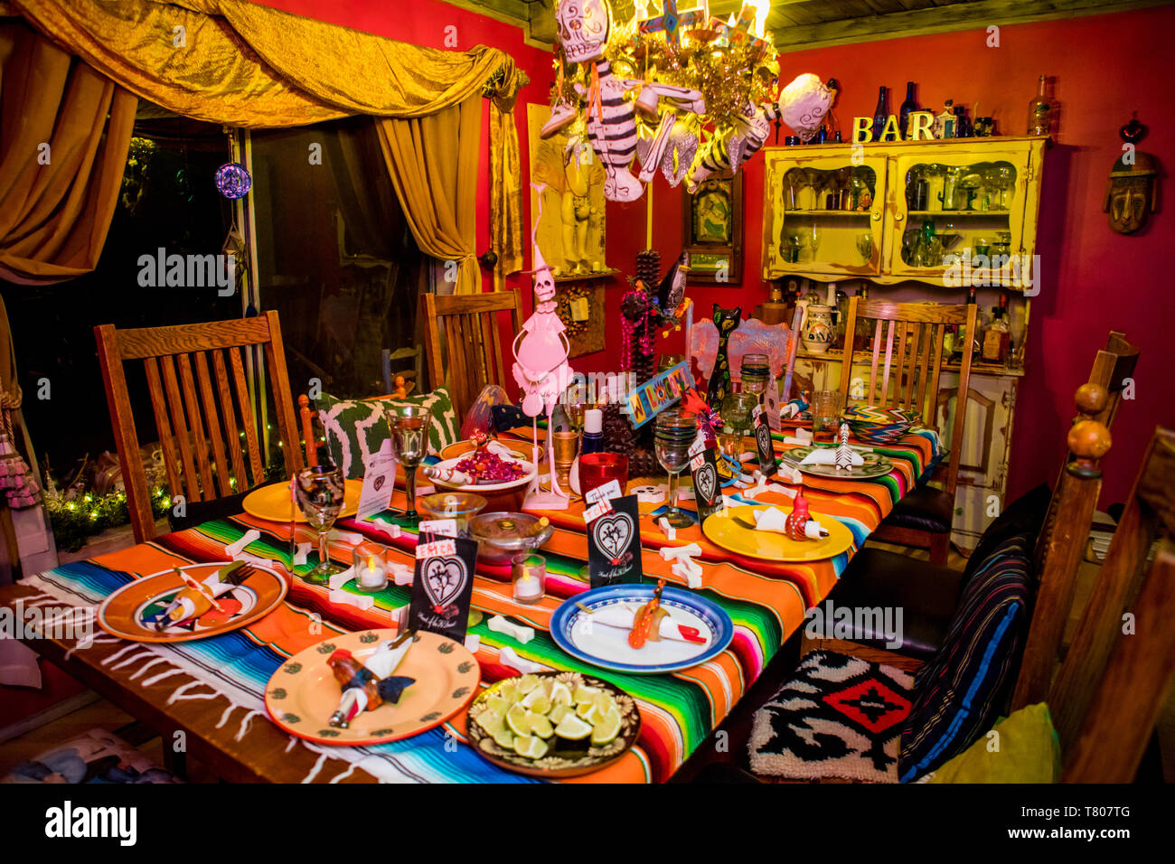 Día de los Muertos fiesta y cena temática en el desierto de California, Estados Unidos de América, América del Norte Foto de stock