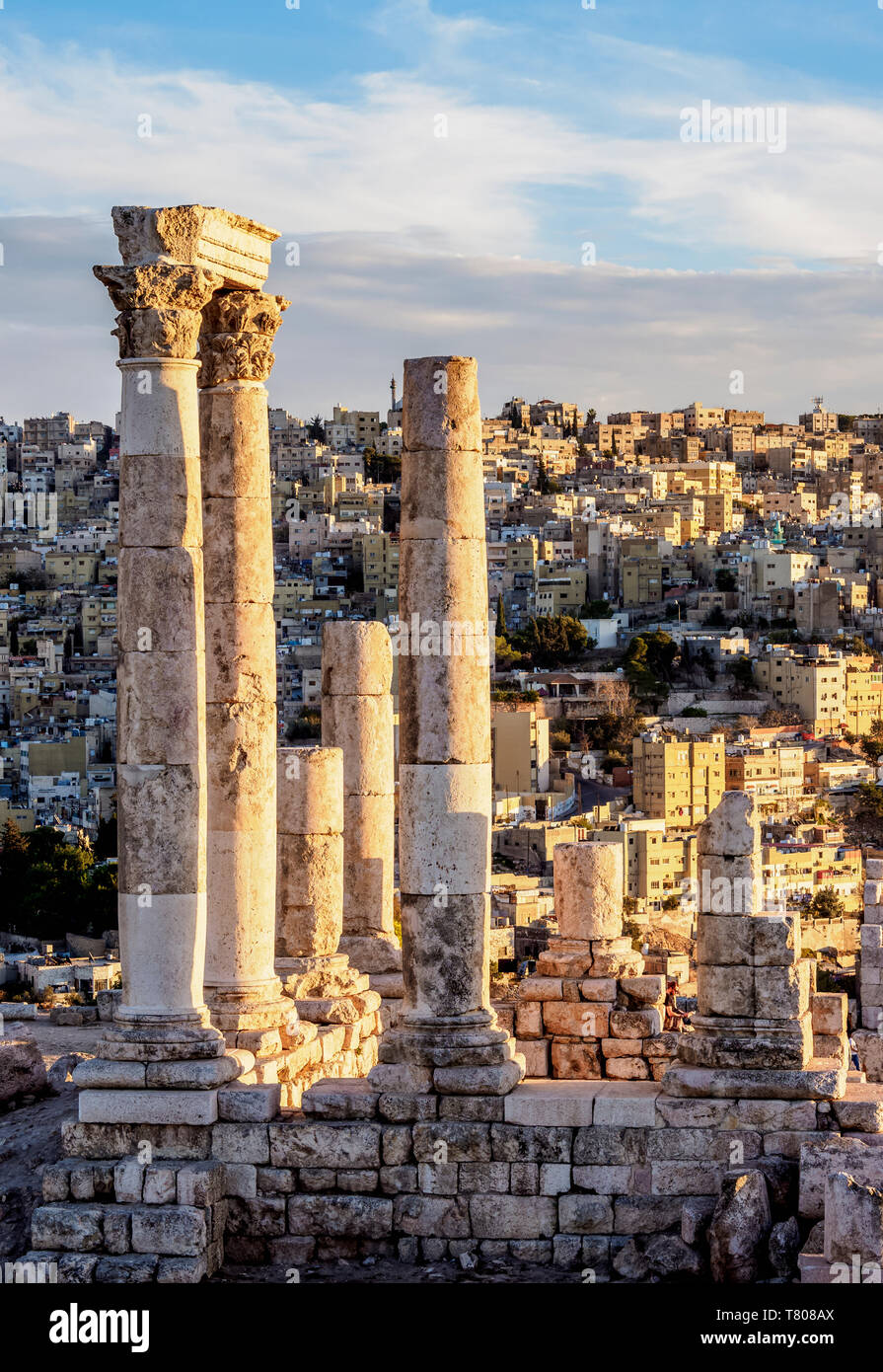 Templo de Hércules ruinas al atardecer, la ciudadela de Ammán, la Gobernación de Ammán, Jordania, Oriente Medio Foto de stock