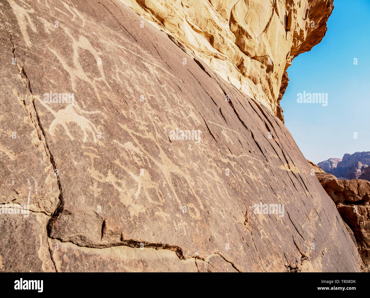 Petroglifos en Wadi Rum, Gobernación de Aqaba, Jordania, Oriente Medio Foto de stock