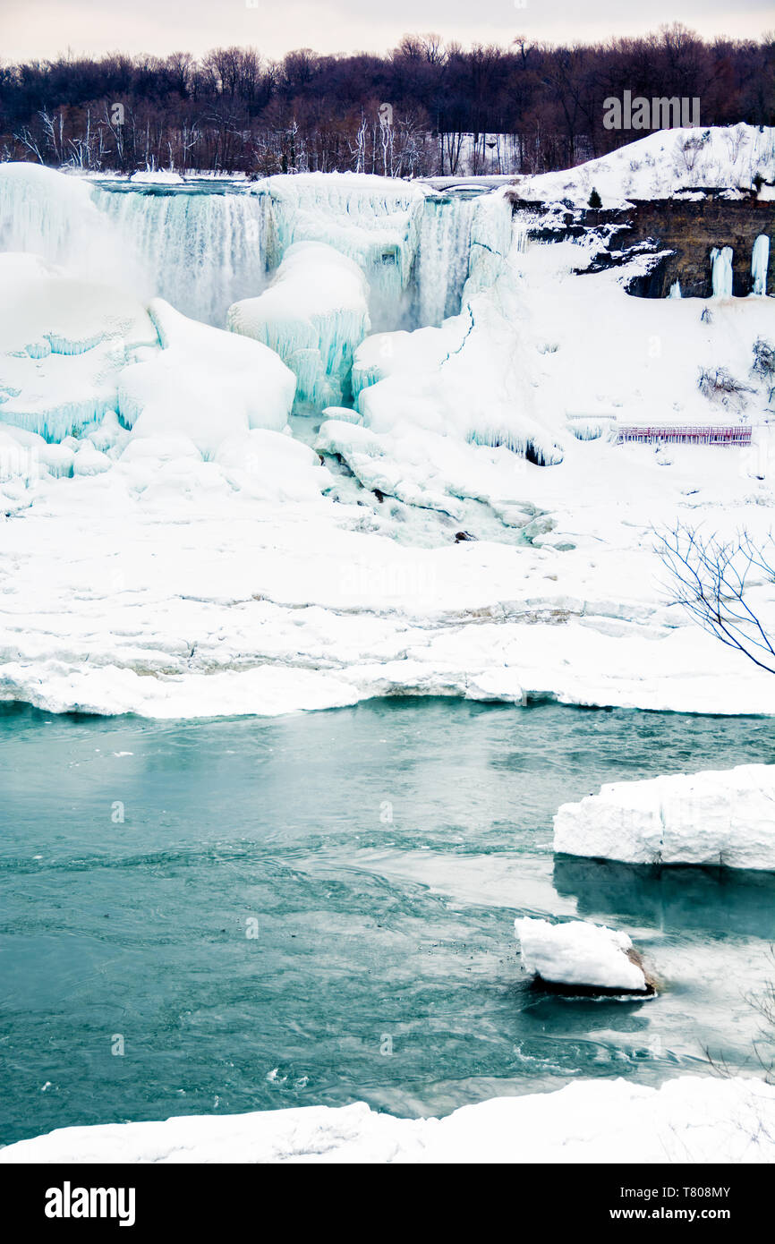 Congelados en marzo de Niagara Falls, Ontario, Canadá, América del Norte  Fotografía de stock - Alamy
