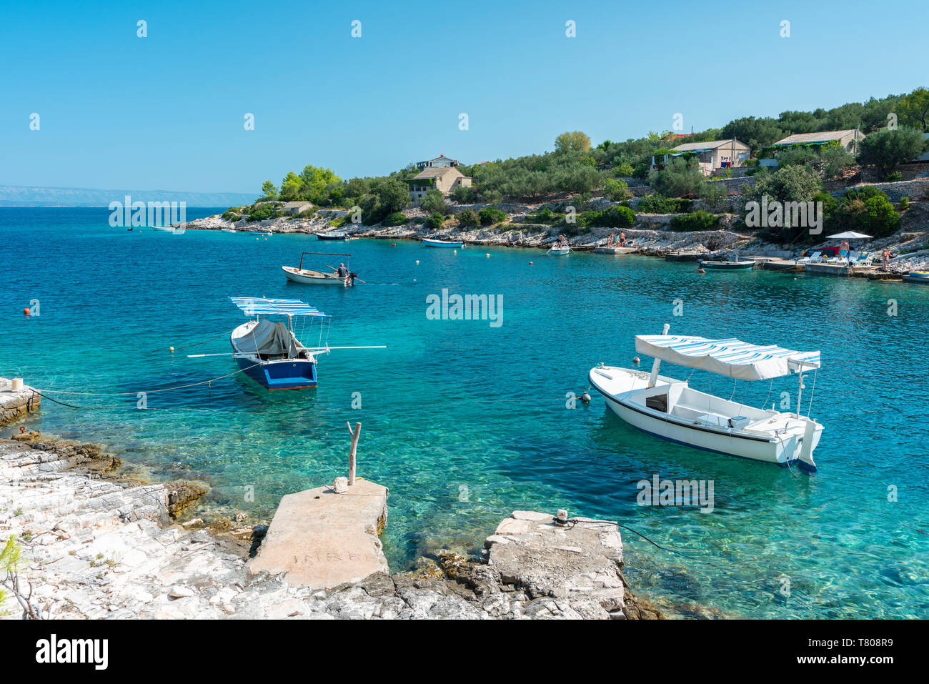 Los barcos en El pequeño embarcadero de Tankaraca Cove, en verano, Vela Luka, la isla de Korcula, condado de Dubrovnik-Neretva, en Croacia, Europa Foto de stock