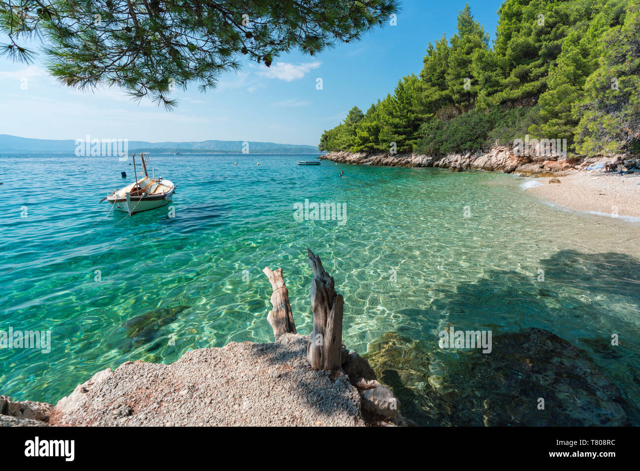 Barco a Dracheva playa, en verano, Murvica, Bol, la isla de Brac, Split-Dalmatia County, Croacia, Europa Foto de stock