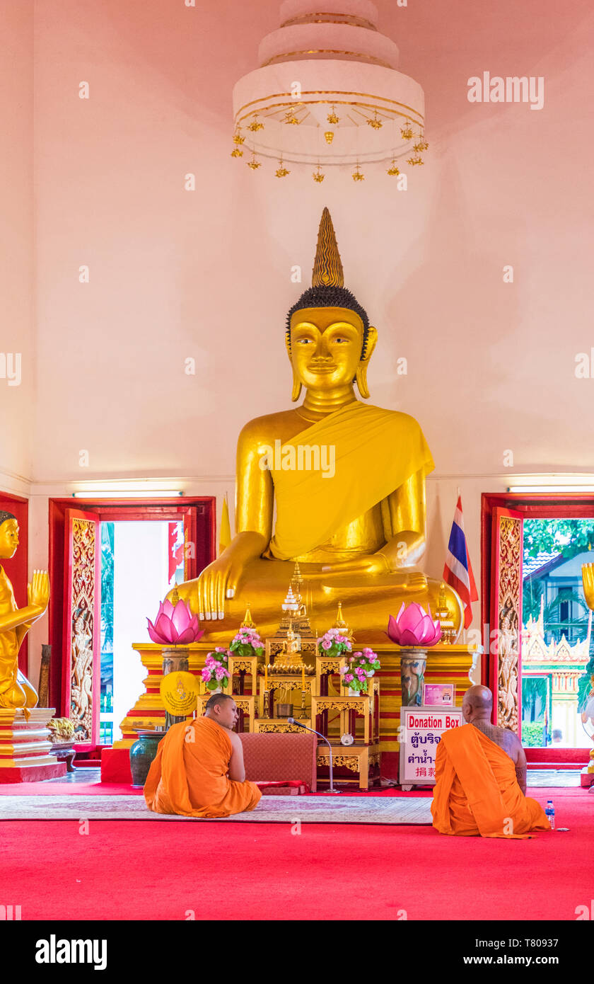 Mongkol Nimit monjes en el templo (Wat) en la ciudad vieja de Phuket, Phuket, Tailandia, el sudeste de Asia, Asia Foto de stock
