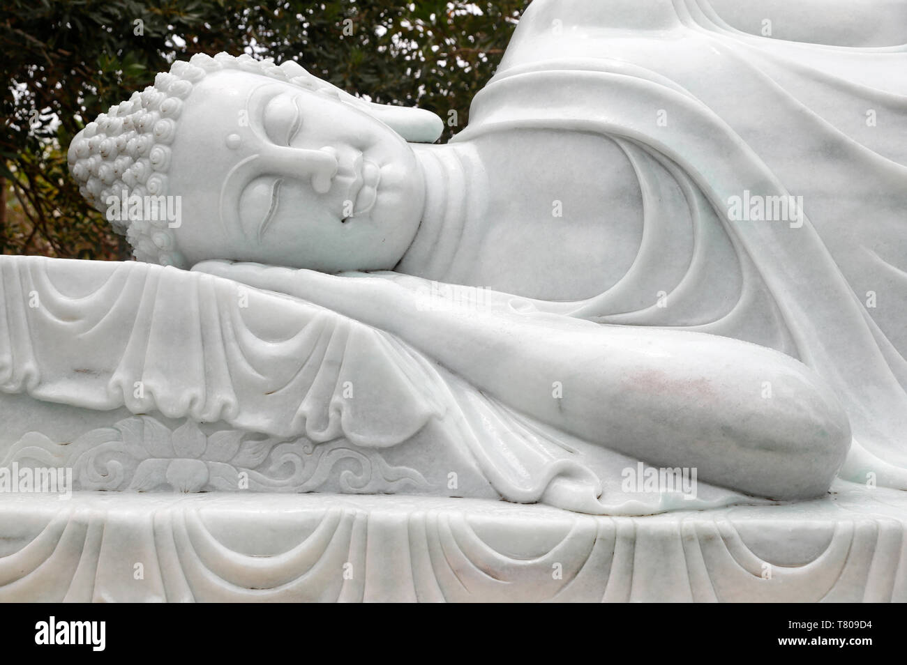 Truc Lam Phuong Nam templo budista, la estatua de la final el Nirvana, el Buda entró en meditación y luego falleció, Can Tho, Vietnam Foto de stock