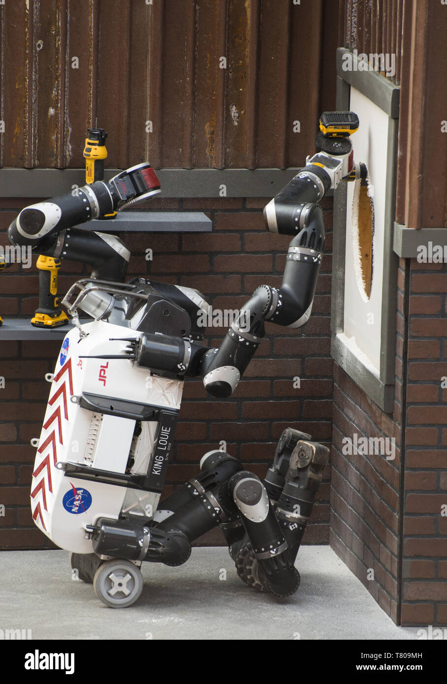 Robot, RoboSimian usando un taladro atornillador inalámbrico Foto de stock