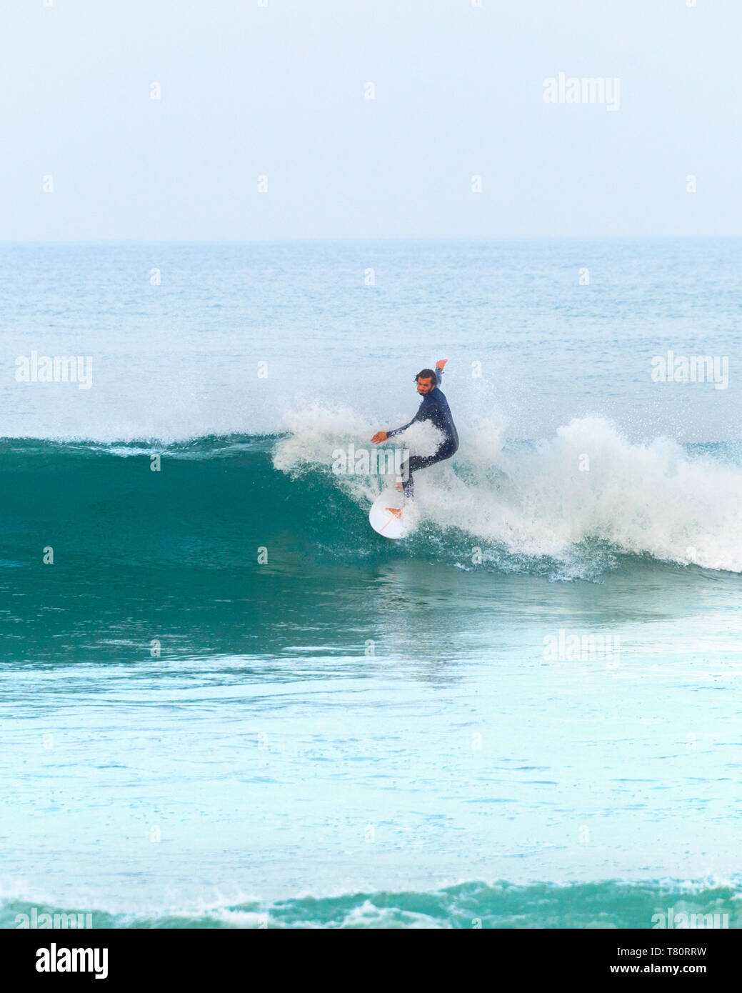 BALEAL, Peniche, Portugal - 13 de diciembre de 2016: Surfer montando una onda. Peniche es el famoso surf resort en Portugal Foto de stock