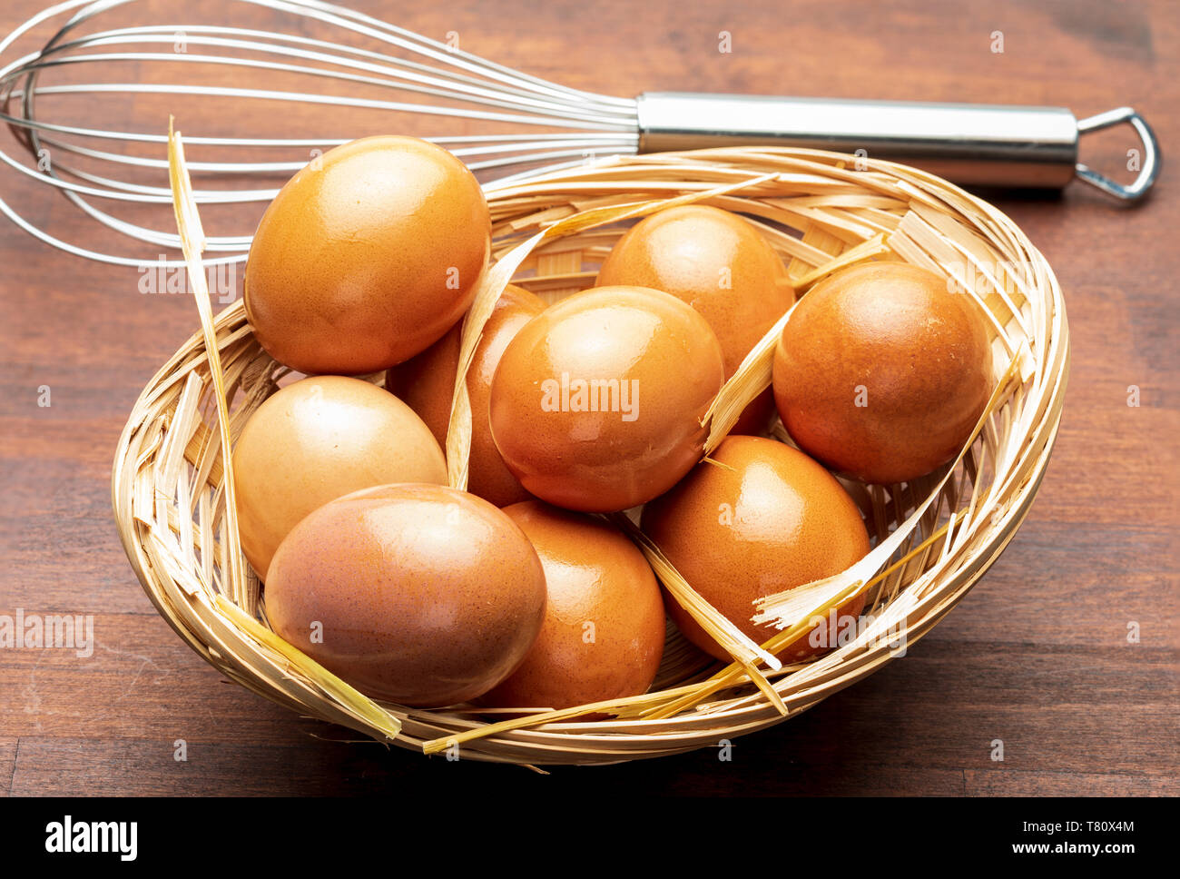 Los huevos frescos y varillas para batir (batidor manual). Batir