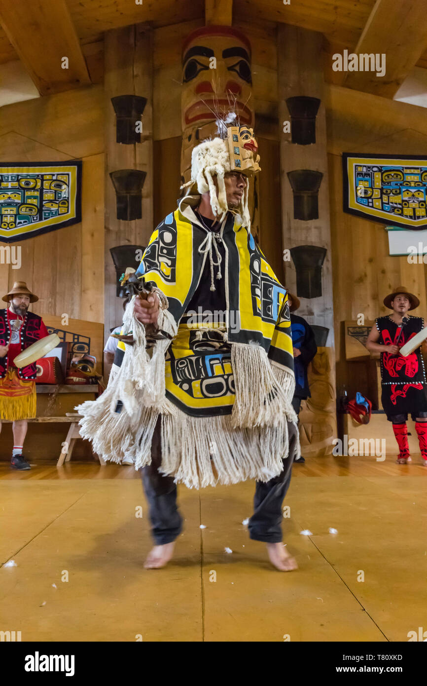 Bailarines nativo en el tradicional baile Haida regalia, Old Masset, Haida Gwaii, British Columbia, Canadá, América del Norte Foto de stock