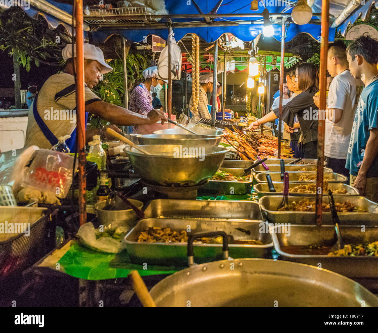 Un calado de fideos en el mercado nocturno de Banzaan en Patong, Phuket, Tailandia, el sudeste de Asia, Asia Foto de stock