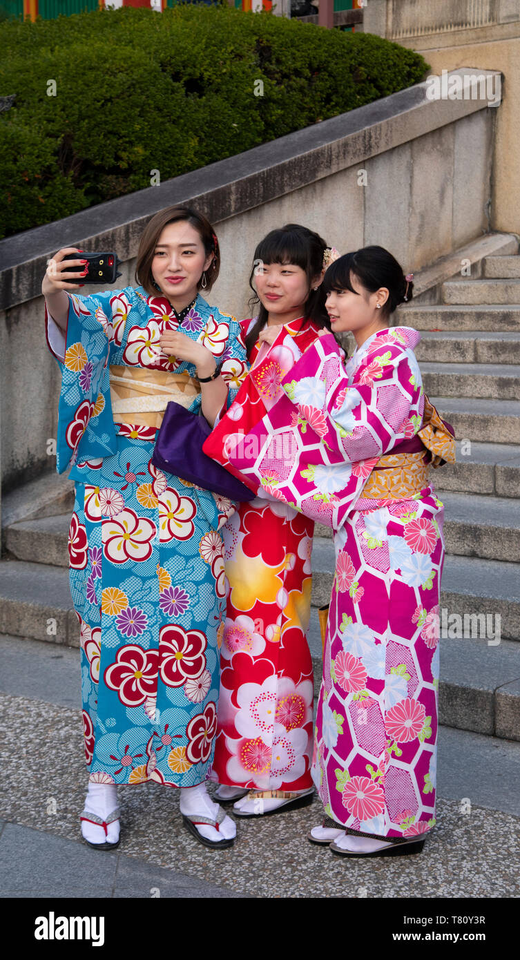 Los japoneses jóvenes mujeres vestidas en kimonos coloridos teniendo selfies en Kyoto, Japón, Asia Foto de stock