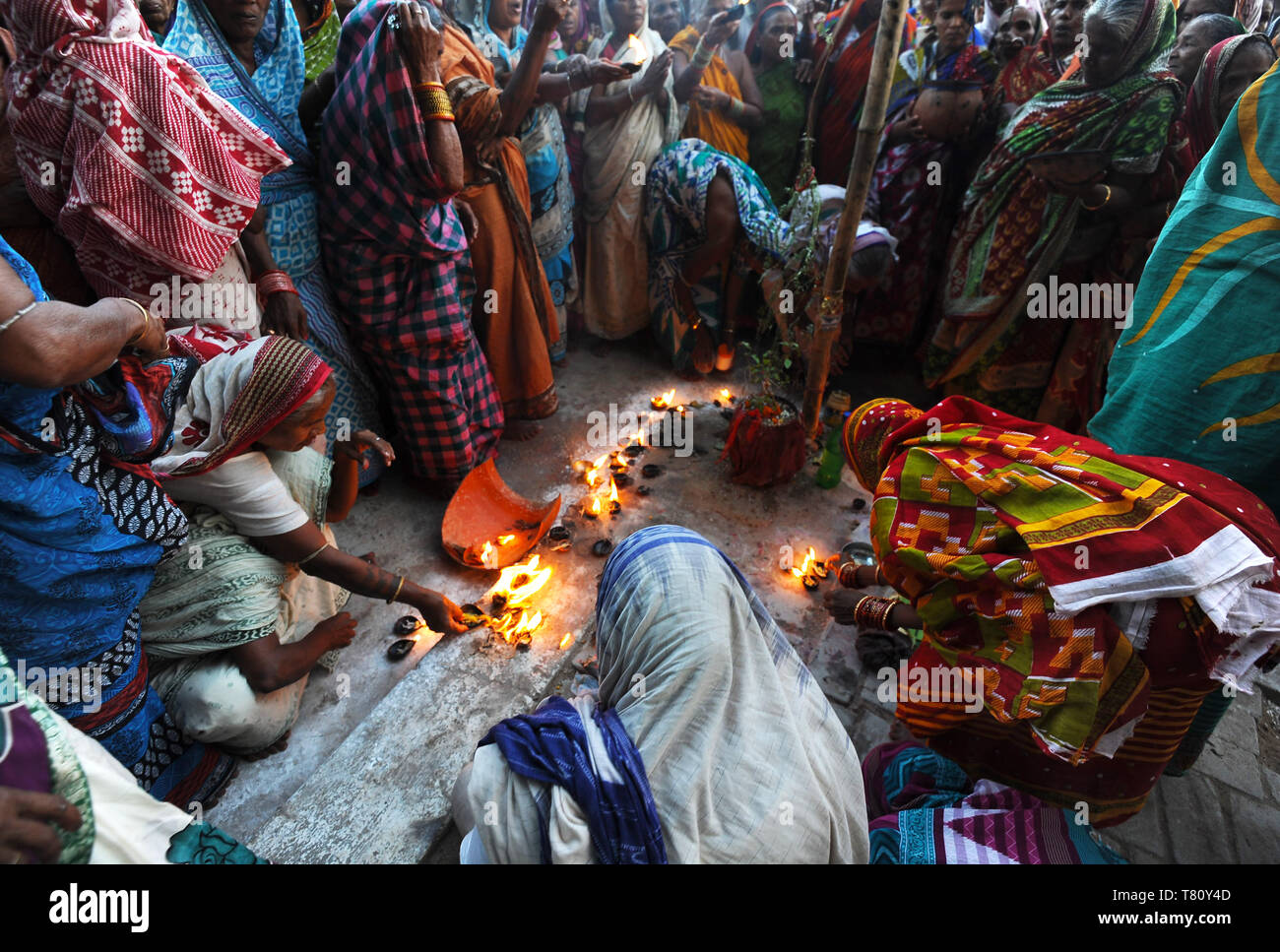Las viudas se reunieron para celebrar Kartika Brata mes largo festival por ayunar juntos y quemando puya lámparas, Puri, Odisha, India, Asia Foto de stock