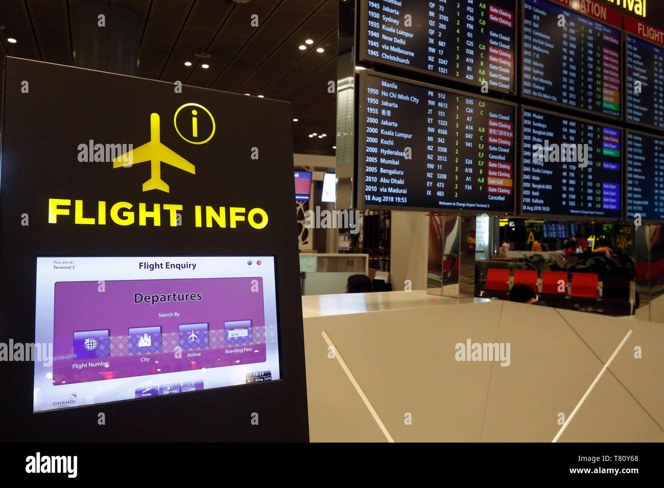 El Aeropuerto de Changi, la pantalla de información de vuelo, Singapur, Sudeste de Asia, Asia Foto de stock