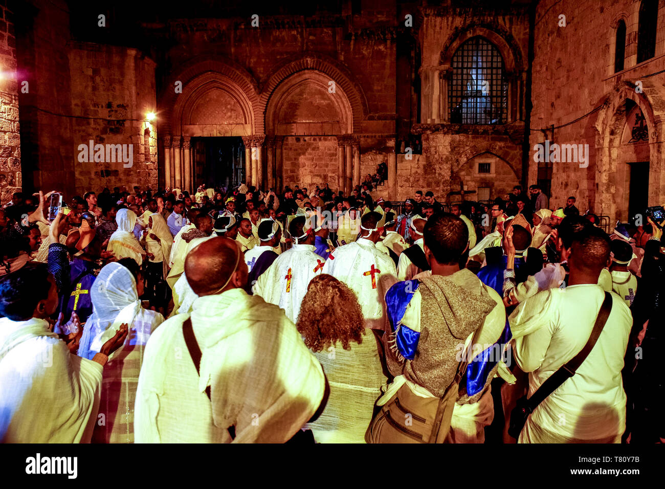 Los cristianos celebran la Pascua ortodoxa etíope, vigilia frente a la Iglesia del Santo Sepulcro, en Jerusalén, Israel, Oriente Medio Foto de stock