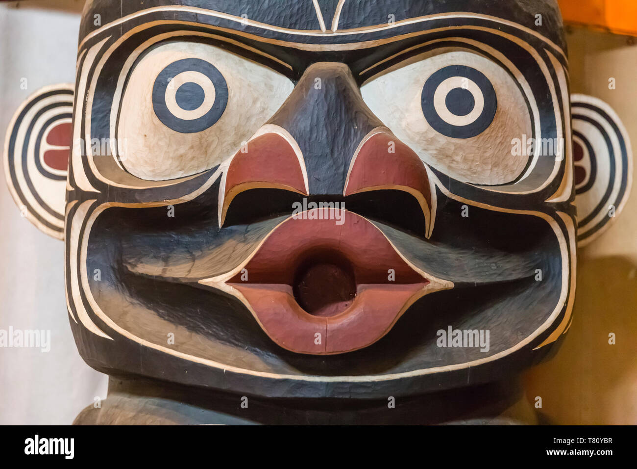 Tótem en el longhouse de los Kwakwaka'wakw gente, Alert Bay, British Columbia, Canadá, América del Norte Foto de stock