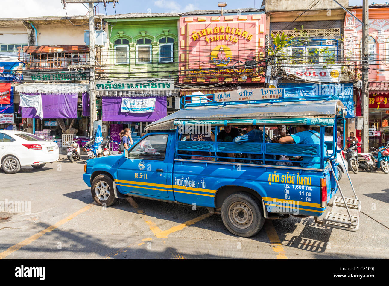 Un autobús local en la ciudad vieja de Phuket, Phuket, Tailandia, el sudeste de Asia, Asia Foto de stock