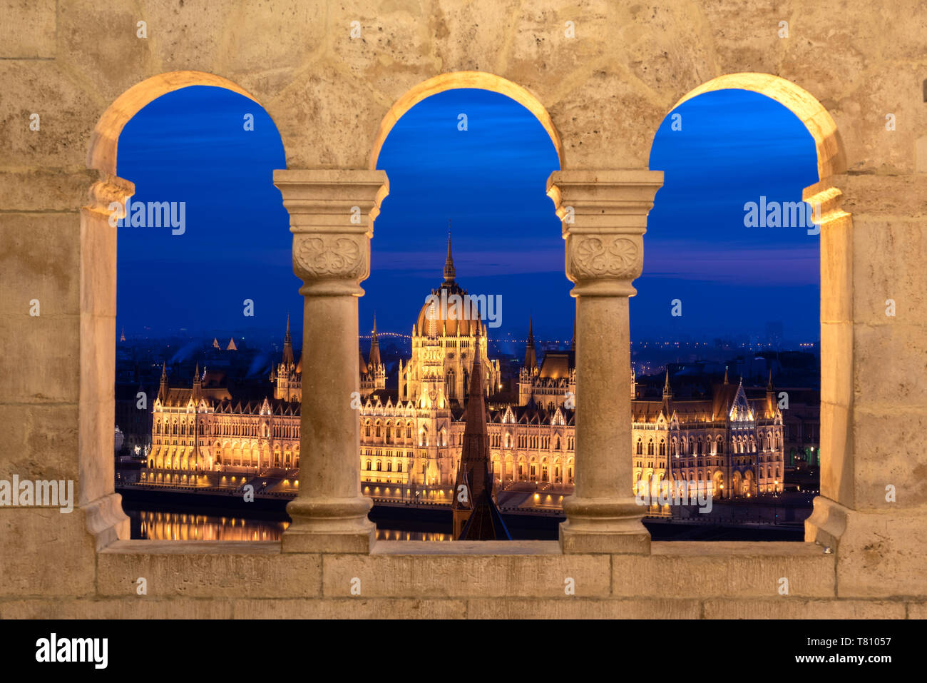 El Parlamento húngaro en la noche, visto desde las columnas de El Bastión de los pescadores, Sitio del Patrimonio Mundial de la UNESCO, Budapest, Hungría, Europa Foto de stock