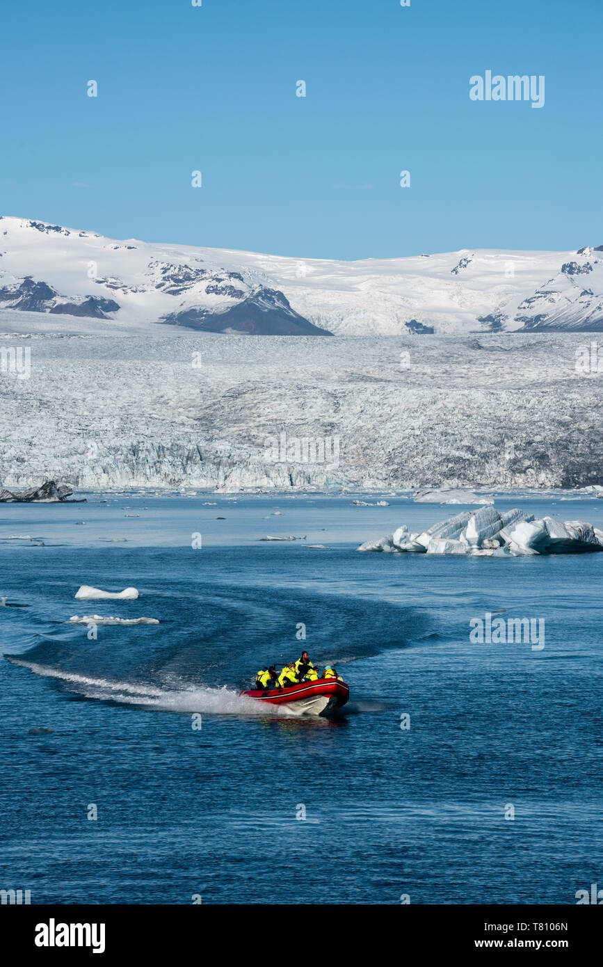 Paseo en bote por la Laguna glaciar Jokulsarlon, con glaciar Breidamerkurjokull detrás, Sureste de Islandia, Islandia, las regiones polares Foto de stock