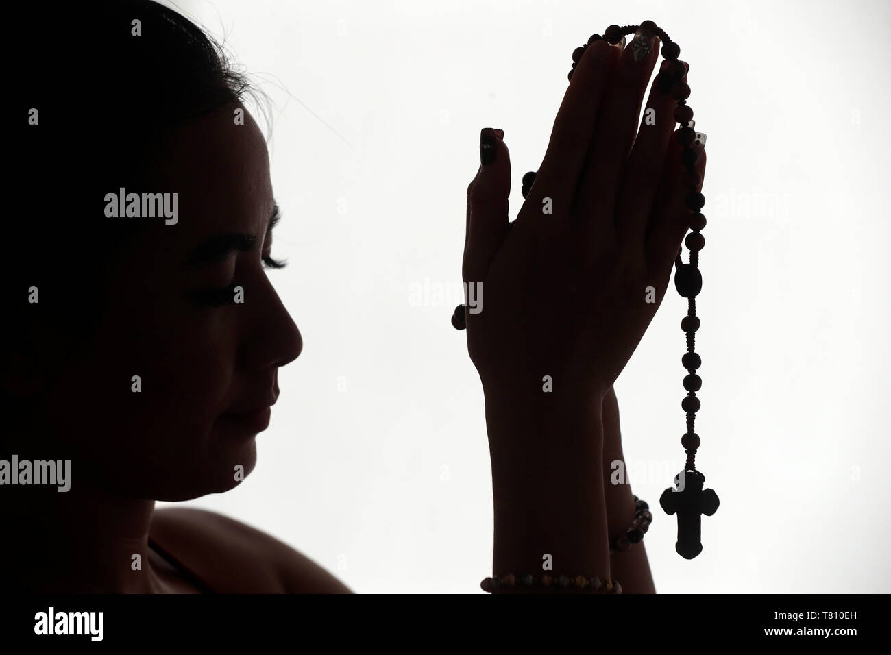 Mujer cristiana de rezar el rosario. Vietnam. Foto de stock