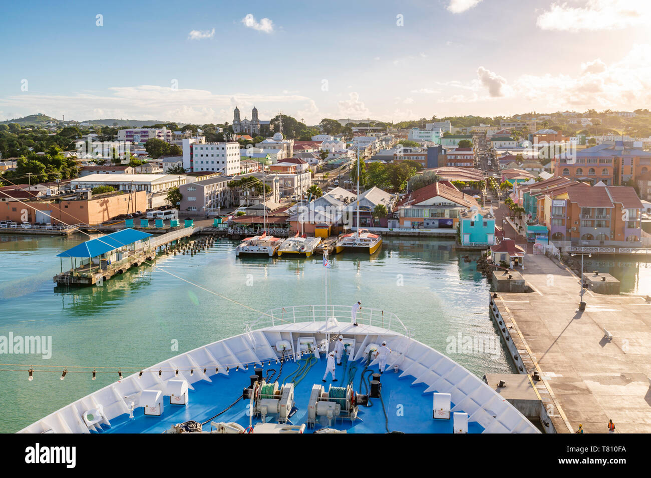 A bordo de buque de crucero entrando en Heritage Quay, Saint John's, Antigua y Barbuda, Antillas, Caribe, América Central Foto de stock