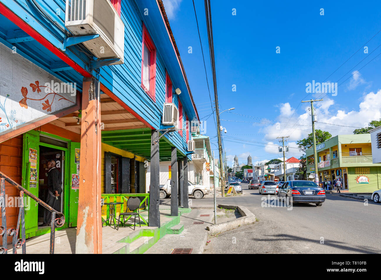 Vista de tienda y Catedral en Newgate Street, St. John's, Antigua y Barbuda, Antillas, Caribe, América Central Foto de stock