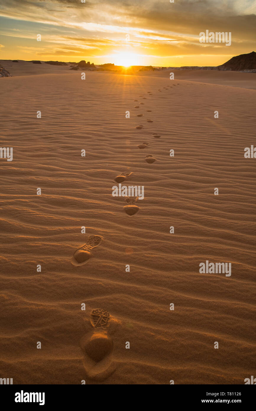 Puesta de sol en las dunas de arena cerca de los lagos Ounianga, Sitio del Patrimonio Mundial de la UNESCO, el Chad, África Foto de stock