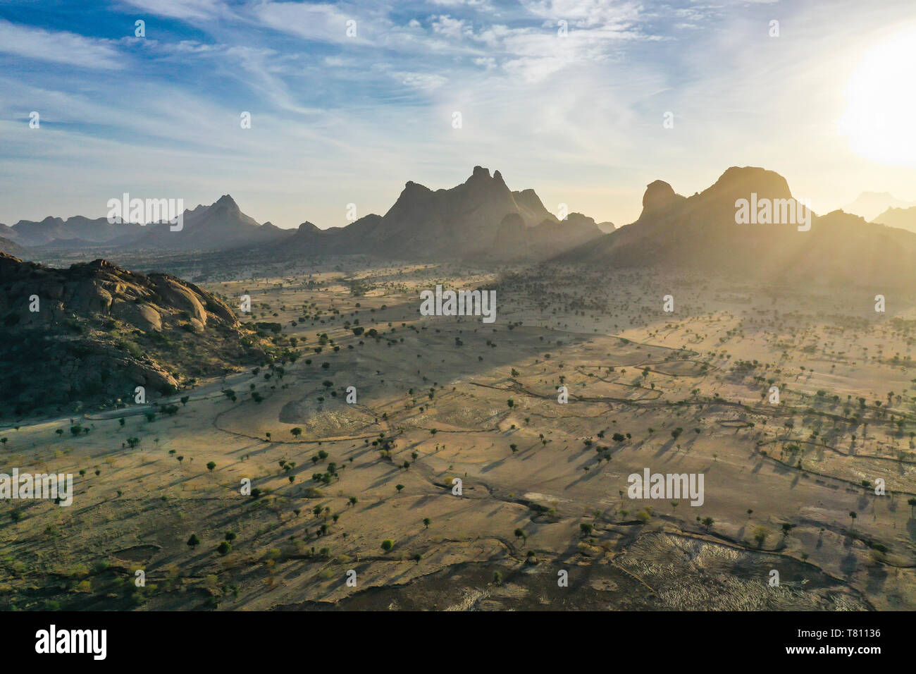 Antena de hermosos paisajes de montaña, Sahel, Chad, África Foto de stock