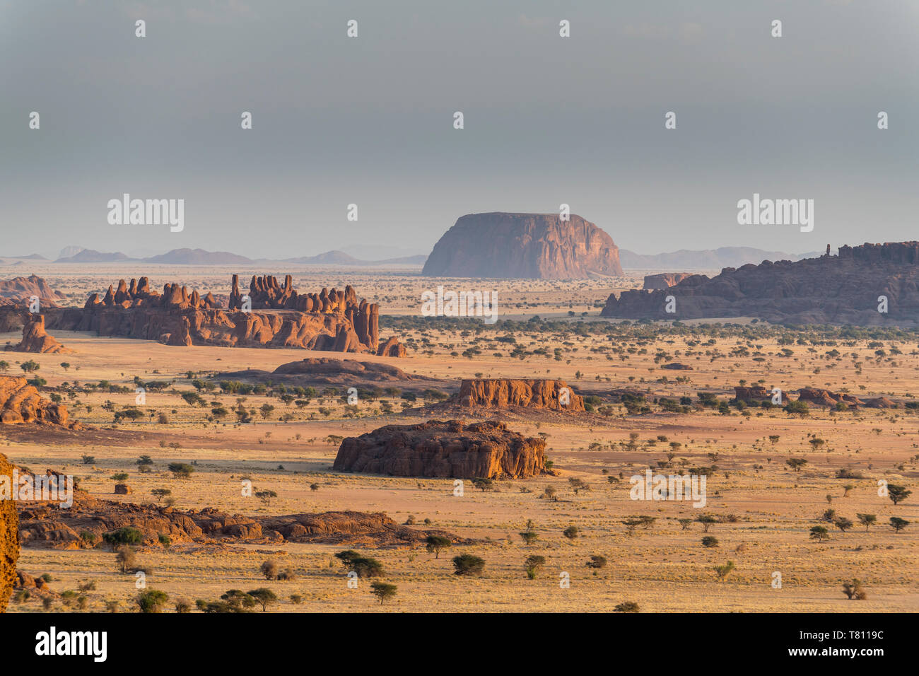 Vistas al precioso paisaje de la Meseta de Ennedi, Sitio del Patrimonio Mundial de la UNESCO, la región de Ennedi, Chad, África Foto de stock