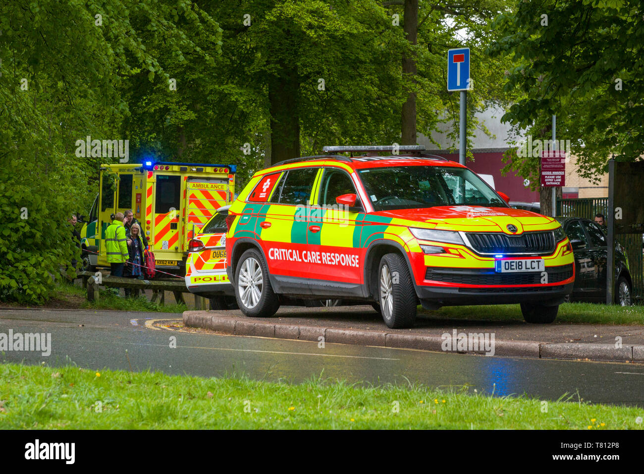 Una atención crítica de vehículos de respuesta de Thames Valley Air Ambulance ante un incidente en Oxford con un coche de policía y ambulancia detrás. Foto de stock