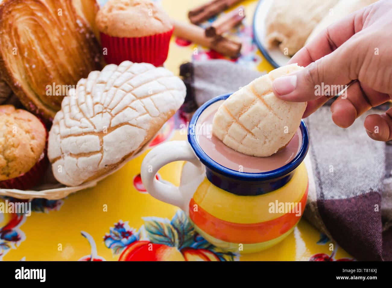 Concha y chocolate, atole y pan dulce mexicano en México bebidas