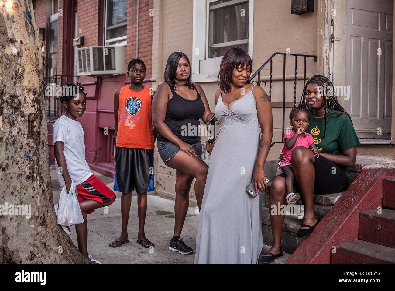 Familia fuera de su casa en fila Kensington norte de Filadelfia Foto de stock